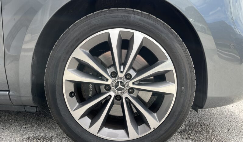 
								Mercedes-Benz V 300d full									