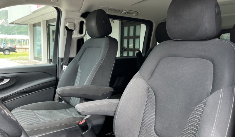 
								Mercedes-Benz V 300d full									